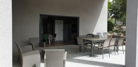 Grande terrasse des gites du Domaine de Faveyrolles en Sud Ardeche