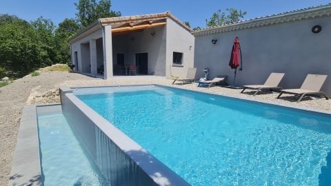La piscine du gîte Le Dolmen