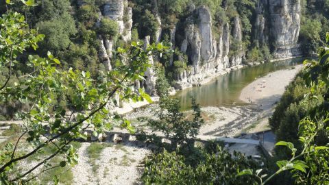 La rivière à 800 mètres des gites à Labeaume en Ardèche