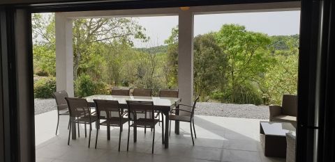 La terrasse des gites du Domaine de Faveyrolles en Sud Ardeche