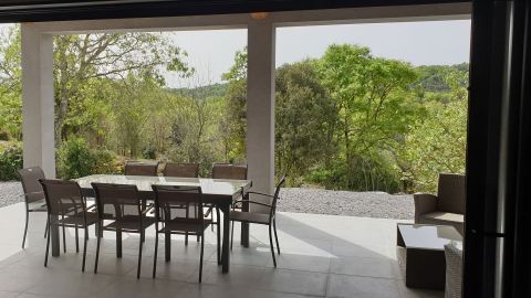 La terrasse des gîtes du Domaine de Faveyrolles, gîte pour 4 à 6 personnes à Labeaume