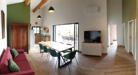 Salon séjour coin repas des gites à Labeaume au Domaine des Faveyrolles